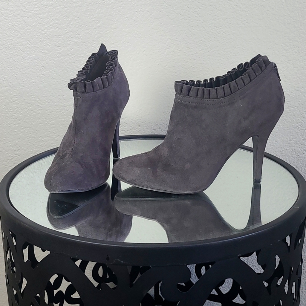 EUC Paprika 'Natalie' Gray Booties; Size 8